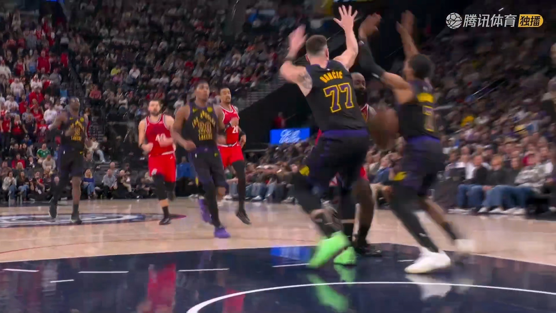 星空-哈登回归赛场，比分优势明显首场状态亮眼，湖人观众沸腾！的简单介绍