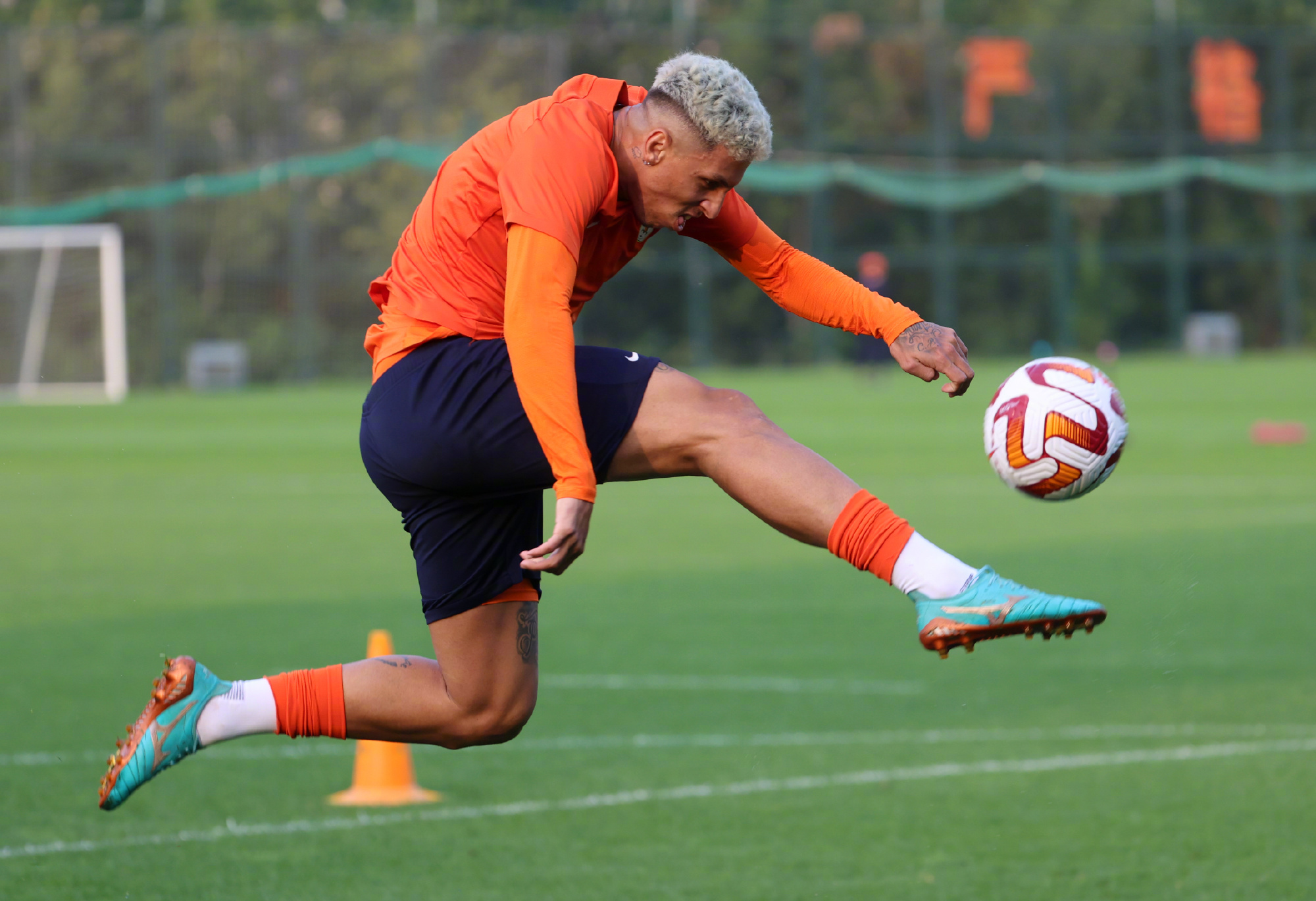 星空体育-关于德罗巴在巴塞罗那比赛中战术调整,势不可挡引发热议!的信息